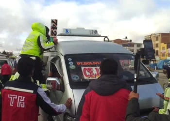 Funcionarios de la Alcaldía de El Alto realizan controles para evitar los trameajes. FOTO: GAMEA