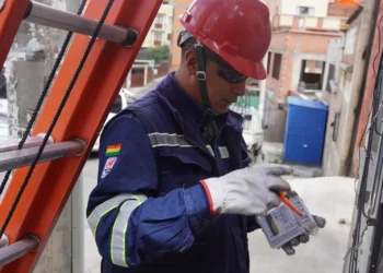 Un trabajador de ENDE instala conexión eléctrica. Foto: ENDE.