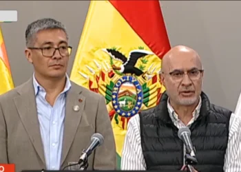 Los ministros Gabriel Espinoza y José Luis Lupo en conferencia de prensa. Foto: Captura Bolivia Tv.