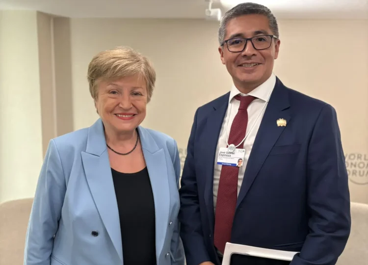 Kristalina Georgieva, directora del FMI, junto al ministro Gabriel Espinoza. Foto: José Gabriel Espinoza RRSS.