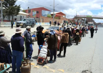 Largas filas se formaron por la compra de garrafa en varios sectores de la Paz, el Alto y otros municipios.
Foto: APG