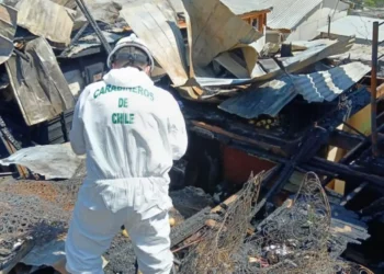 Carabineros investiga las causas del incendio en Chile donde cuatro menores bolivianas perdieron la vida. FOTO: BioBio Chile