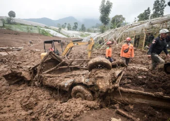 Los rescatistas buscan víctimas enterradas por un deslizamiento de tierra en la aldea de Pasirlangu. Foto: AFP