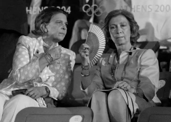 La Reina Sofía de España junto a su hermana, la Princesa Irene (izq.) de Grecia. Foto: AFP