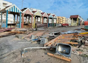 Se ven escombros y cabañas destruidas en una calle de Praia da Vieira, después de que la tormenta Kristin azotara Portugal. Foto: AFP