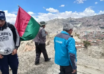 El alcalde Iván Arias verificó las obras en Kupini. Foto: GAMLP.