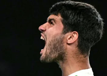 El español Carlos Alcaraz celebra su pase a semifinales del Abierto de Australia tras superar en cuartos al australiano Alex De Miñaur. (FOTO: AFP)