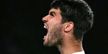 El español Carlos Alcaraz celebra su pase a semifinales del Abierto de Australia tras superar en cuartos al australiano Alex De Miñaur. (FOTO: AFP)