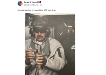 Esta imagen publicada en la cuenta Truth Social del presidente de Estados Unidos, Donald Trump, el 3 de enero de 2026, muestra lo que el presidente Trump dice que es el presidente de Venezuela, Nicolás Maduro, a bordo del USS Iwo Jima después de que el ejército estadounidense lo capturara el 3 de enero de 2026. Foto: AFP