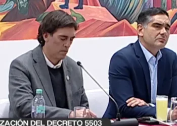 Los ministros Mauricio Zamora y Oscar Justiniano exponen alcances del Decreto 5503. Foto: Captura Btv.