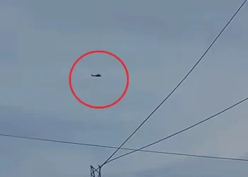 Un helicóptero sobrevuela el hizo de Lauca Ñ.