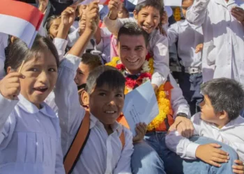 El presidente Rodrigo Paz con un grupo de niños. Foto: ABI.