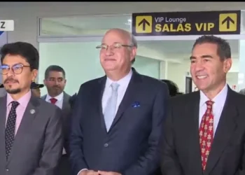 El presidente del BID junto a los ministros de Relaciones Exteriores y Planificación del Desarrollo. Foto: Captura.
