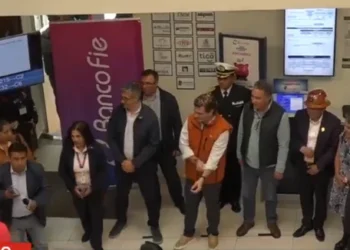 El presidente Rodrigo Paz Pereira supervisó la devolución de dólares en una sucursal del Banco Fie, en Potosí. Foto: Captura Bolivia Tv.