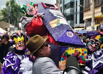 El pepino despertó este domingo y así inician las celebraciones carnavaleras en La Paz. Foto: Red Uno
