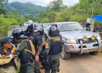Un grupo de personas impiden el ingreso al pozo. Foto: Tarija Economía.