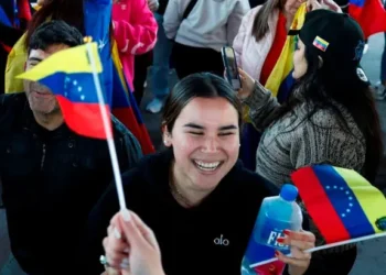 Algunos ciudadanos celebraron la detención de Maduro. Foto: Bolivia Tv.