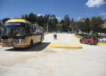La Alcaldía de La Paz habilitó este domingo el Distribuidor Derechos Humanos, una obra ubicada en la calle 0 de Obrajes. FOTO: GAMLP
