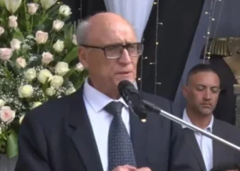 El viceministro de Educación Regular, Juan Carlos Pimentel, durante la inauguración del año escolar en el colegio Sucre de Cochabamba. FOTO: Captura RRSS