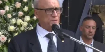 El viceministro de Educación Regular, Juan Carlos Pimentel, durante la inauguración del año escolar en el colegio Sucre de Cochabamba. FOTO: Captura RRSS