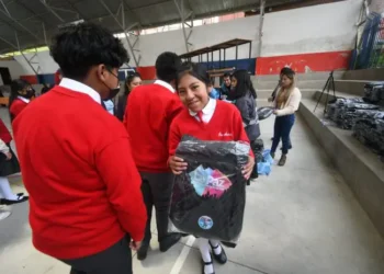 Estudiantes de la unidad educativa San Andrés recibieron mochilas de la Alcaldía. FOTO: GAMLP