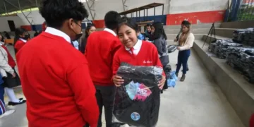 Estudiantes de la unidad educativa San Andrés recibieron mochilas de la Alcaldía. FOTO: GAMLP