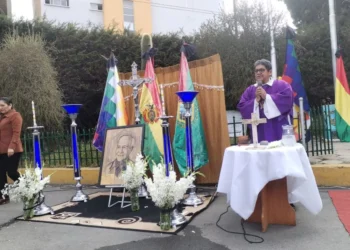 Un sacerdote celebra misa en memoria del actor David Santalla. FOTO: GAMEA
