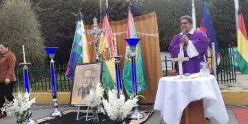 Un sacerdote celebra misa en memoria del actor David Santalla. FOTO: GAMEA