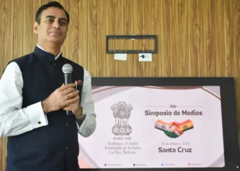 El embajador Rohit Vadhwana participa del simposio organizado en Santa Cruz. (Foto: Economy)