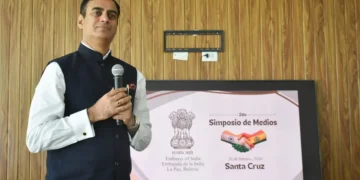 El embajador Rohit Vadhwana participa del simposio organizado en Santa Cruz. (Foto: Economy)