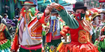 Una pareja baila la danza de chutas en el Jisk'a Anata. FOTO: GAMLP