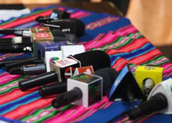 Micrófonos de los medios nacionales. (Foto: ANPB)