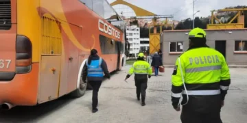 Personal de la terminal paceña realizan controles. FOTO: GAMLP