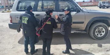 Personal del IDIF realiza el levantamiento del cadáver de una mujer. FOTO: FGE