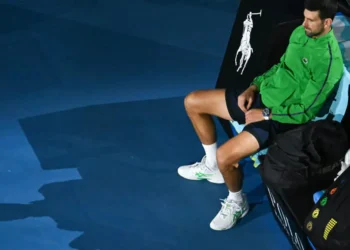 Novak Djokovic espera el inicio de la ceremonia de premiación tras la final del Abierto de Australia perdida contra Carlos Alcaraz. (FOTO: AFP)