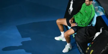 Novak Djokovic espera el inicio de la ceremonia de premiación tras la final del Abierto de Australia perdida contra Carlos Alcaraz. (FOTO: AFP)