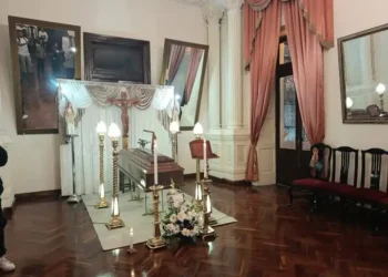 Mientras su aguarda su traslado a La Paz, los restos de David Sanrtalla son velados en la Gobernación de Chuquisaca. FOTO: RRSS