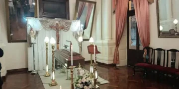 Mientras su aguarda su traslado a La Paz, los restos de David Sanrtalla son velados en la Gobernación de Chuquisaca. FOTO: RRSS