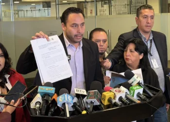 El diputado Alejandro Medinaceli (PDC) brinda una conferencia de prensa.