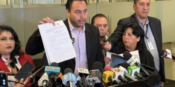 El diputado Alejandro Medinaceli (PDC) brinda una conferencia de prensa.