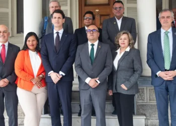 Representantes de la Unión Europea y vocales del TSE. (Foto: UE)