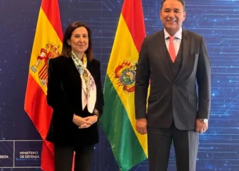 El ministro de Defensa de Bolivia, Marcelo Salinas, y la ministra de Defensa del Reino de España, Margarita Robles. FOTO: Ministerio de Defensa