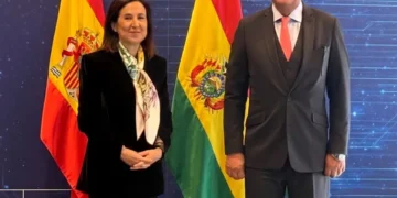 El ministro de Defensa de Bolivia, Marcelo Salinas, y la ministra de Defensa del Reino de España, Margarita Robles. FOTO: Ministerio de Defensa