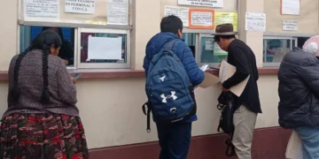 Ciudadanos de La Paz realizan su trámite en la Tribunal Electoral Departamental. (Foto: TED La Paz)