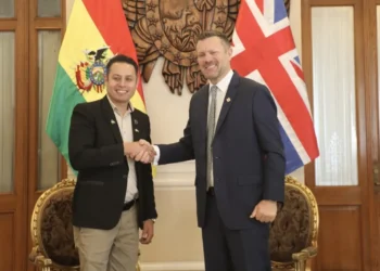 El vicepresidente Edmand Lara y el embajador del Reino Unido, Richard Porter. (Foto: Vicepresidencia)