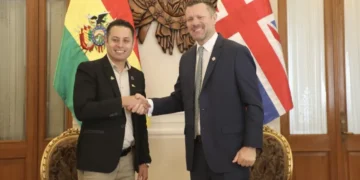El vicepresidente Edmand Lara y el embajador del Reino Unido, Richard Porter. (Foto: Vicepresidencia)