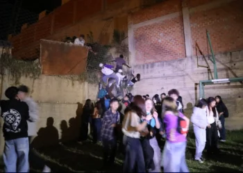 Los adolescente tratan de escapar tras la intervención de la Policía y Alcaldía.