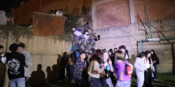 Los adolescente tratan de escapar tras la intervención de la Policía y Alcaldía.