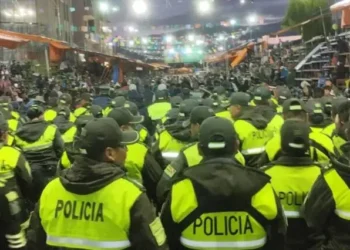 Efectivos policiales realizan control luego de la entrada del Carnaval en Oruro. Foto referencial (RRSS)
