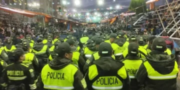 Efectivos policiales realizan control luego de la entrada del Carnaval en Oruro. Foto referencial (RRSS)